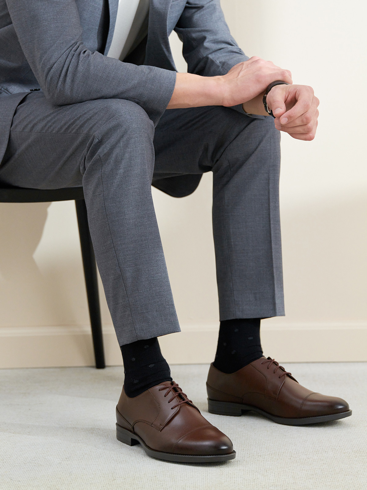 Ciemnobrzowe póbuty mskie z ozdobnym przeszyciem