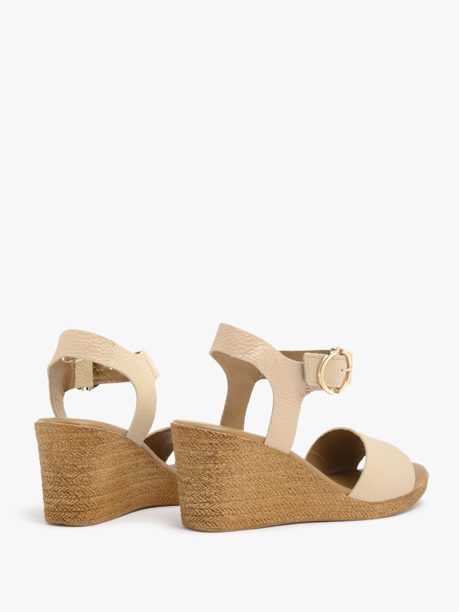 Beoworóowe sanday na koturnie