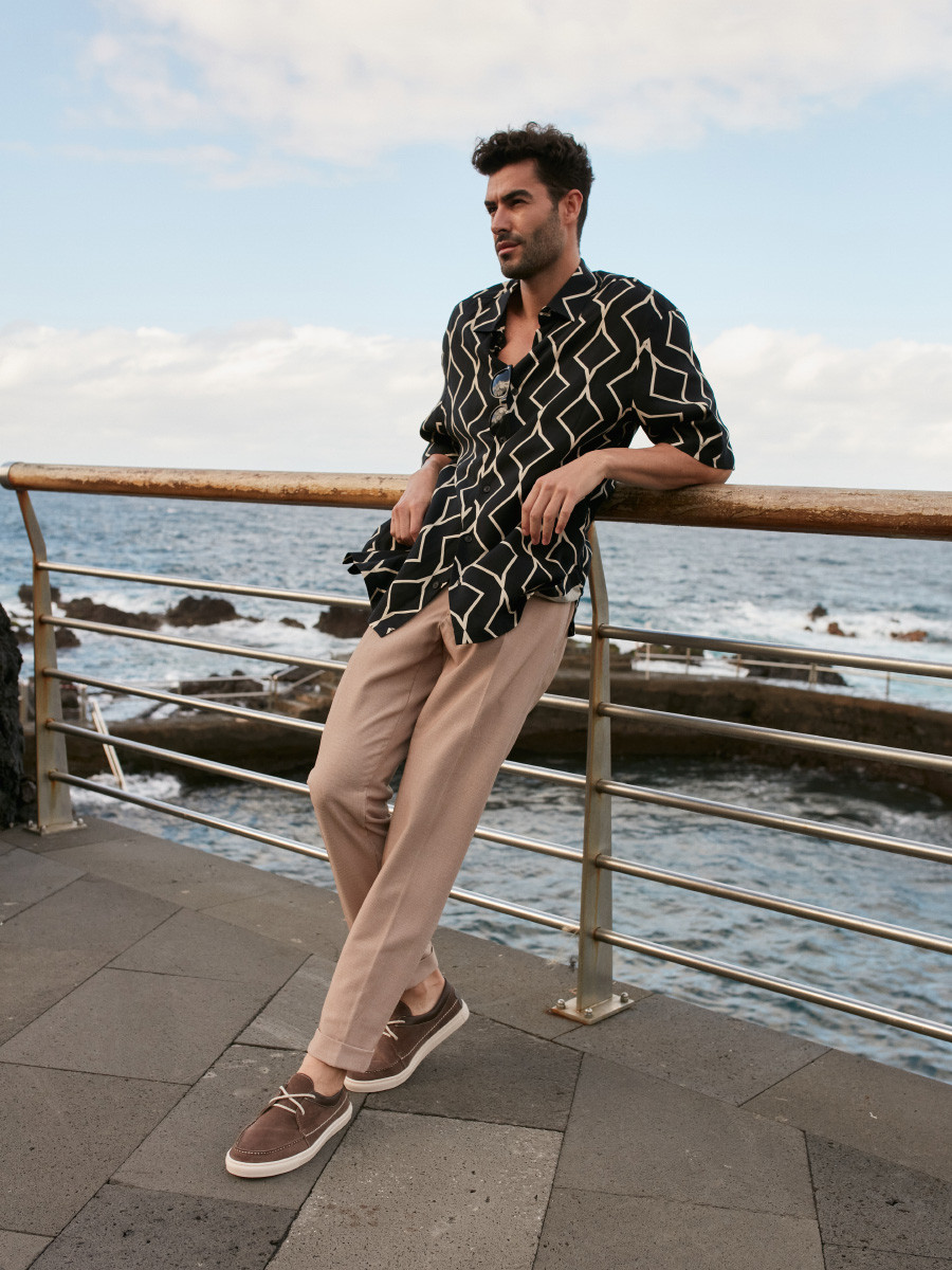 Szaro-brzowe póbuty z jasnymi przeszyciami