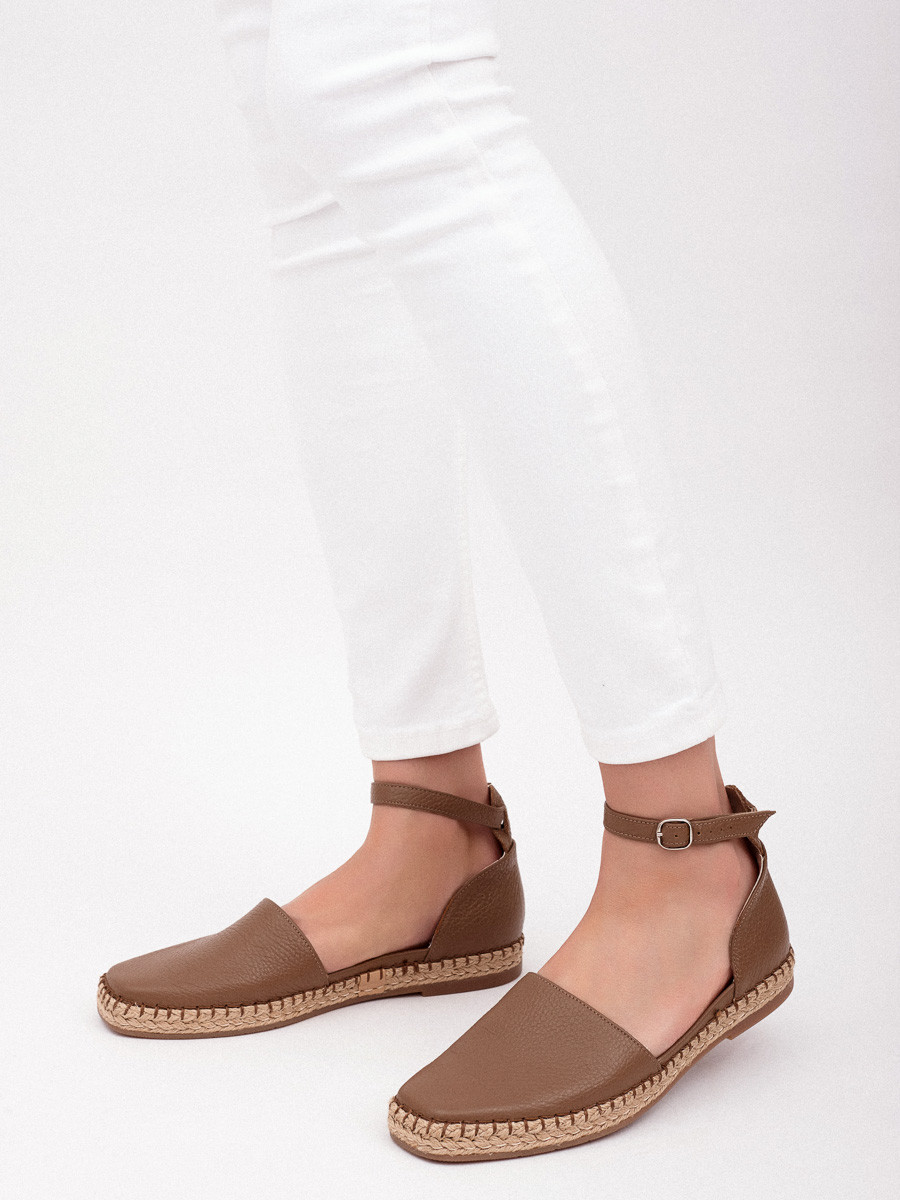 Brzowe espadryle z zapiciem