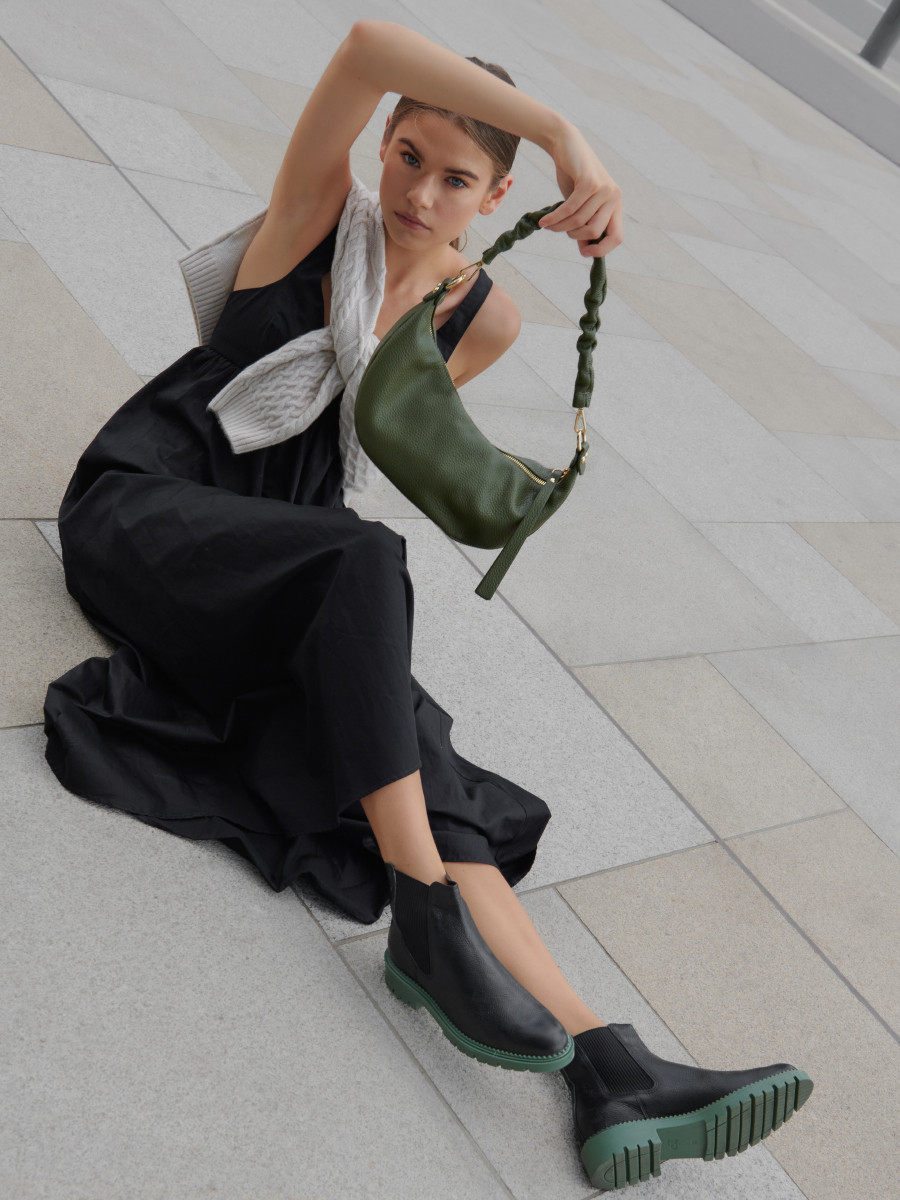 Czarne sztyblety na zielonym spodzie