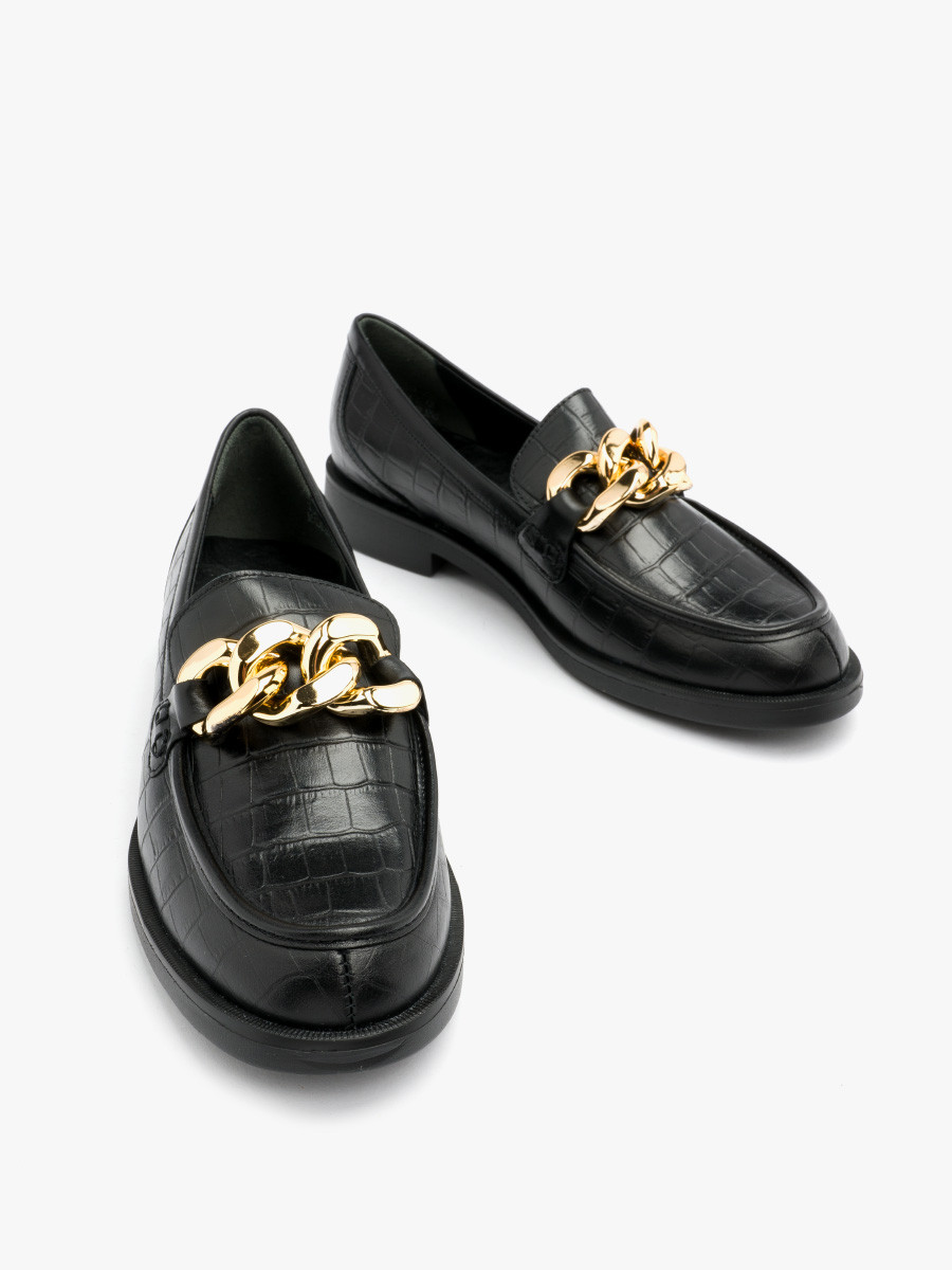 Czarne mokasyny z ozdobn faktur i masywnym ańcuchem