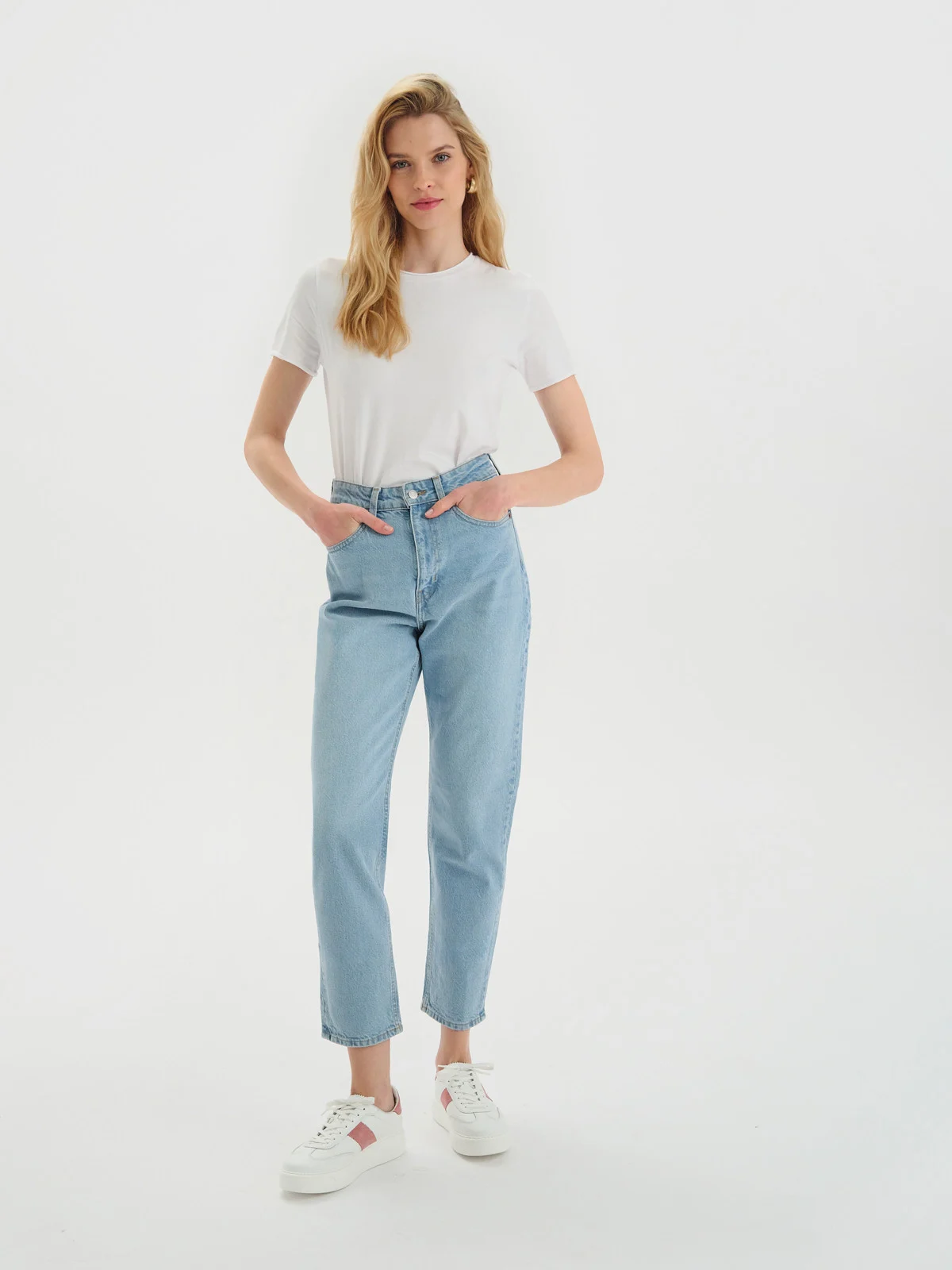 Biae, sportowe póbuty damskie z róowymi wstawkami