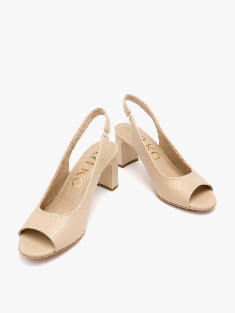 Beowe czóenka z otwart pit