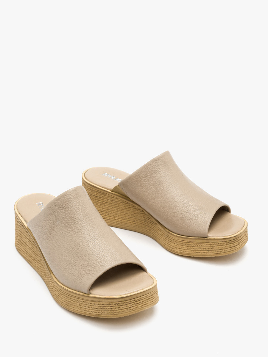 Beowe klapki na platformie