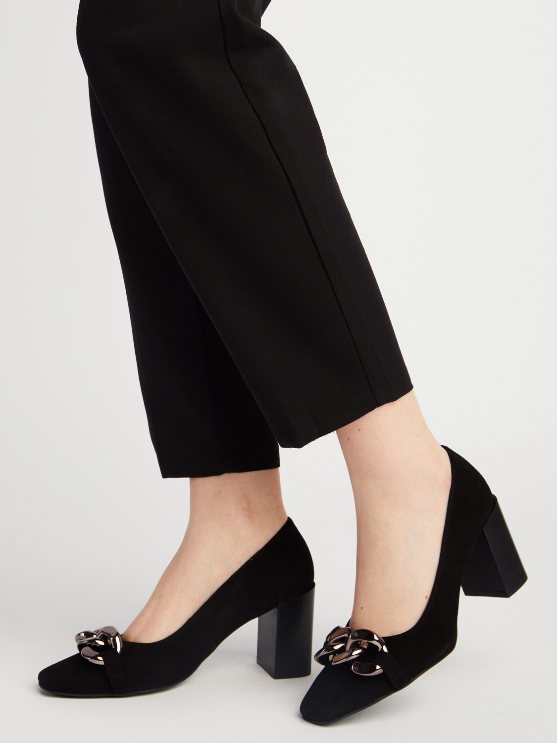 Czarne welurowe czóenka ze srebrnym ańcuchem