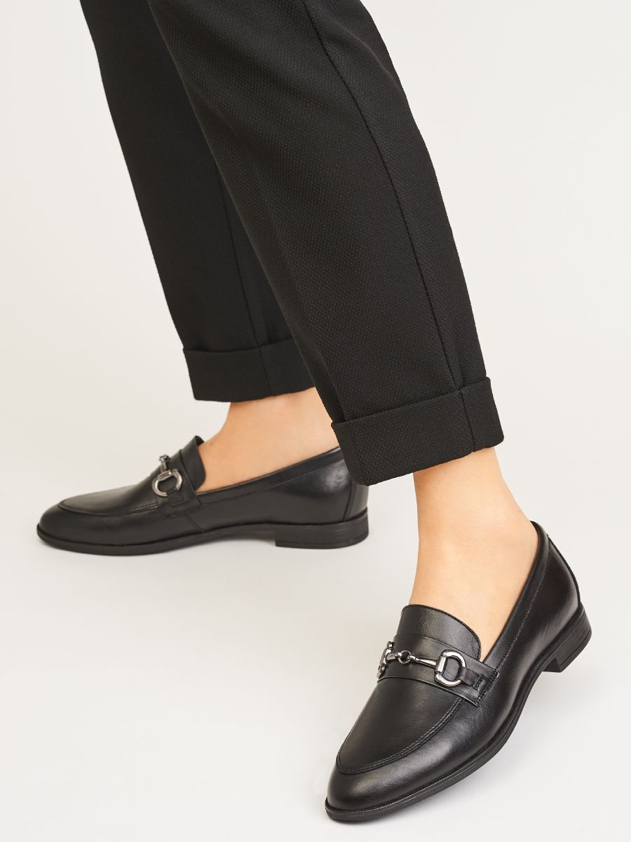 Czarne mokasyny z ozdob na cholewce