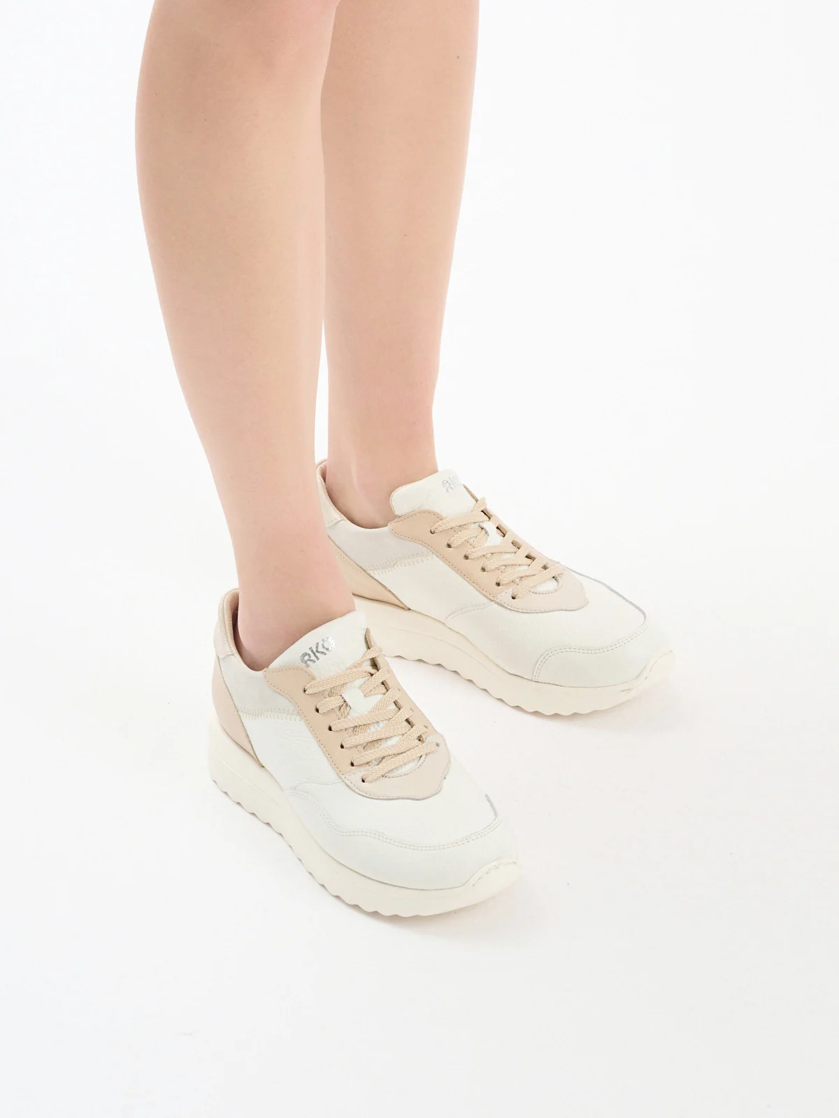 Biae póbuty sportowe z beowymi wstawkami