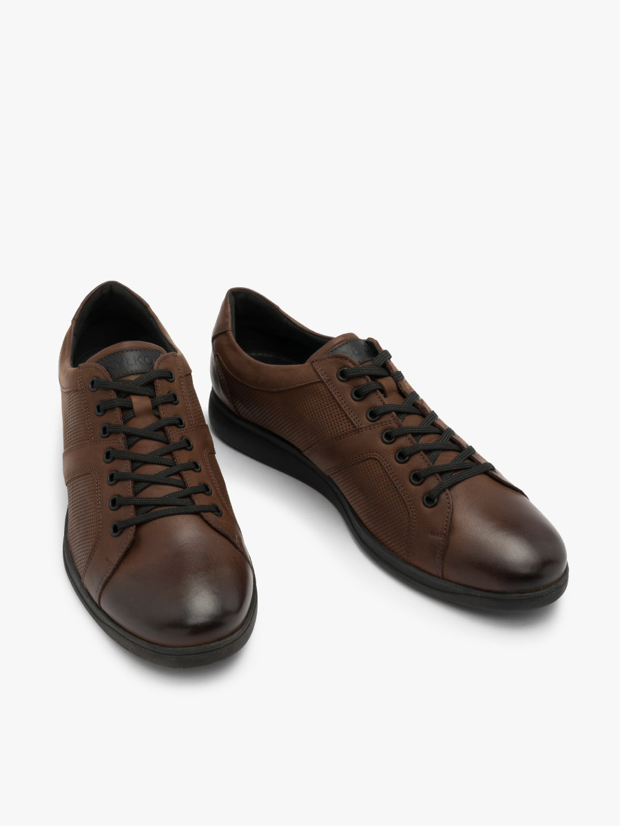 Brzowe póbuty z ozdobn perforacj