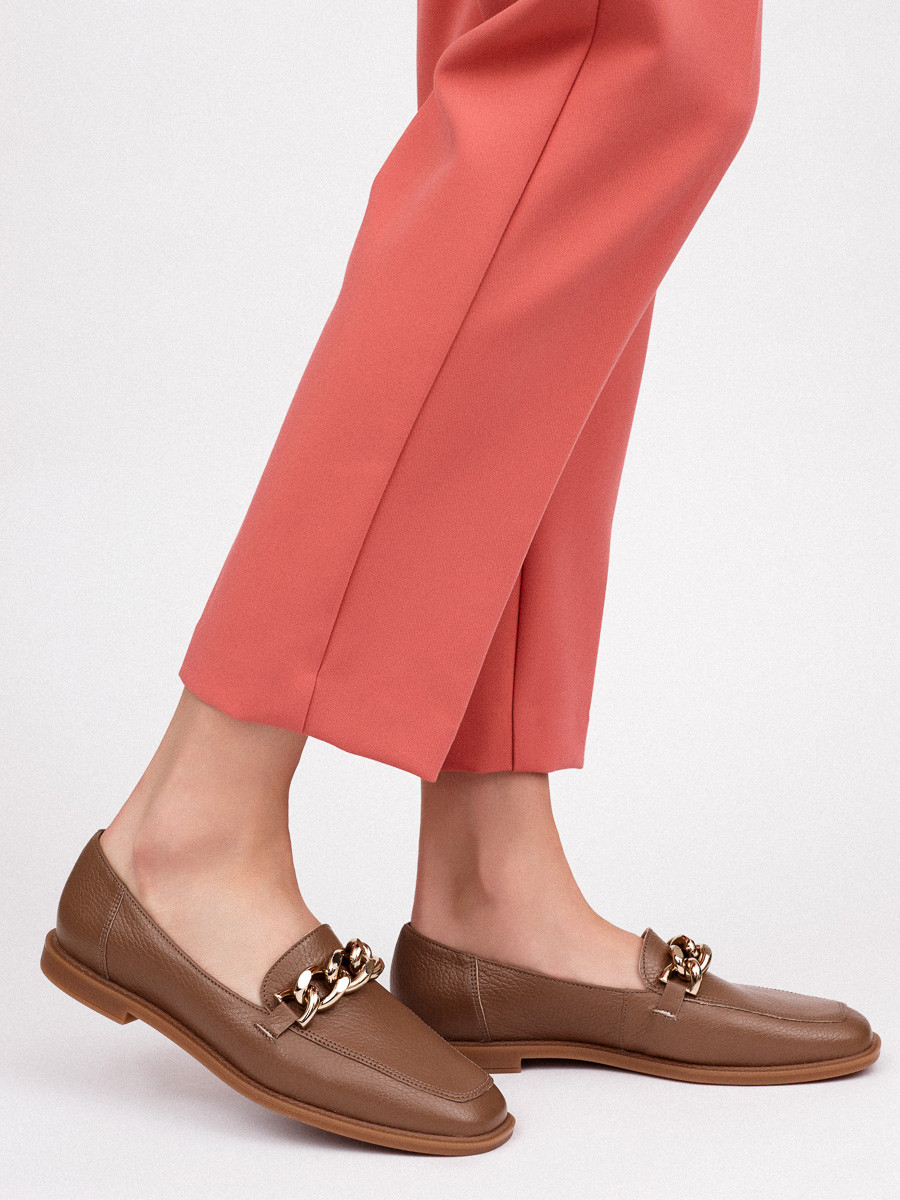 Brzowe mokasyny ze zotym elementem na cholewce