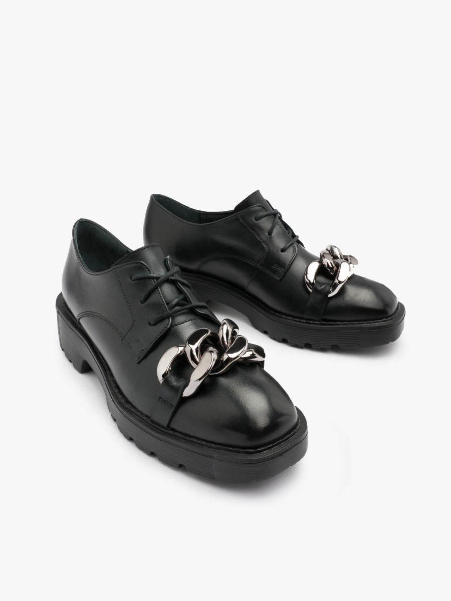 Czarne póbuty z masywnym ańcuchem