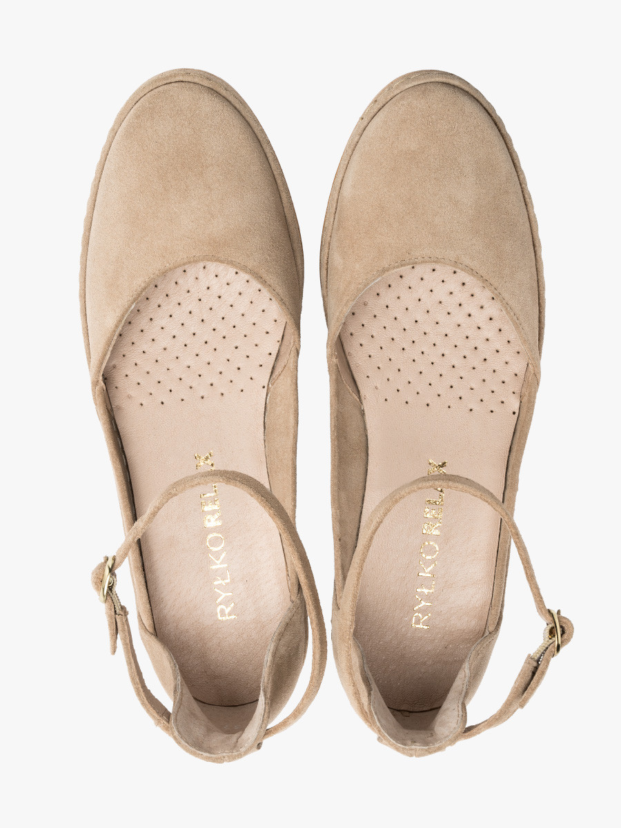 Piaskowe czóenko na platformie z paskiem wokó kostki