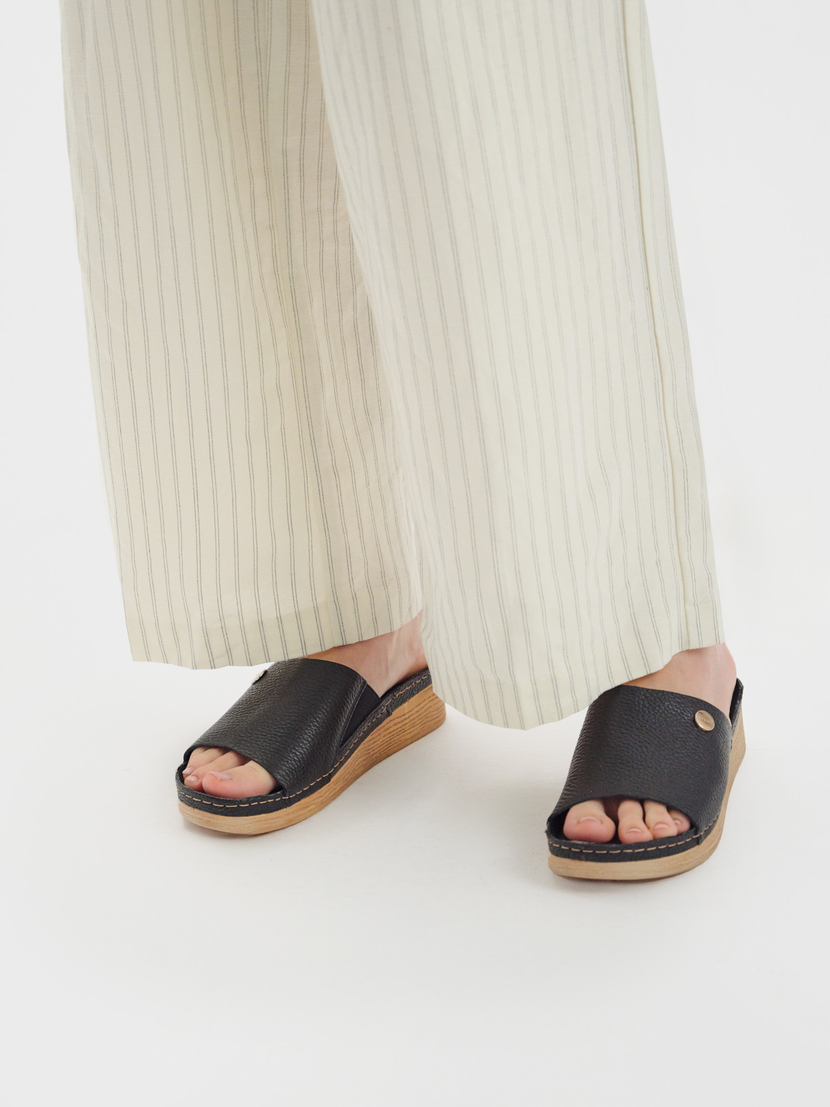 Czarne klapki na beowej, niskiej platformie