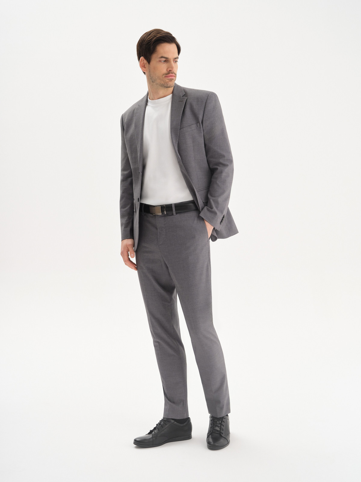 Czarne póbuty z ozdobn perforacj