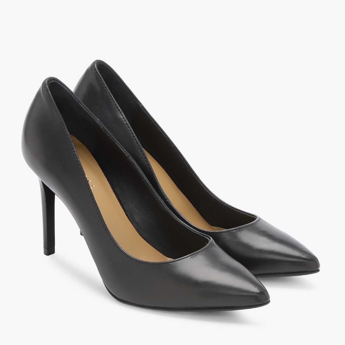 Czarne czóenka na lakierowanej szpilce