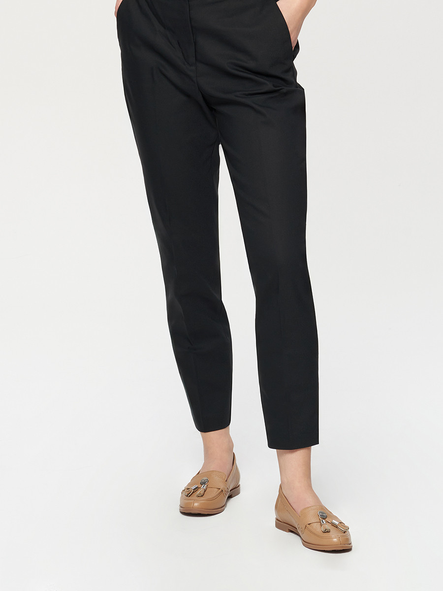 Ciemnobeowy mokasyn ze srebrn ozdob