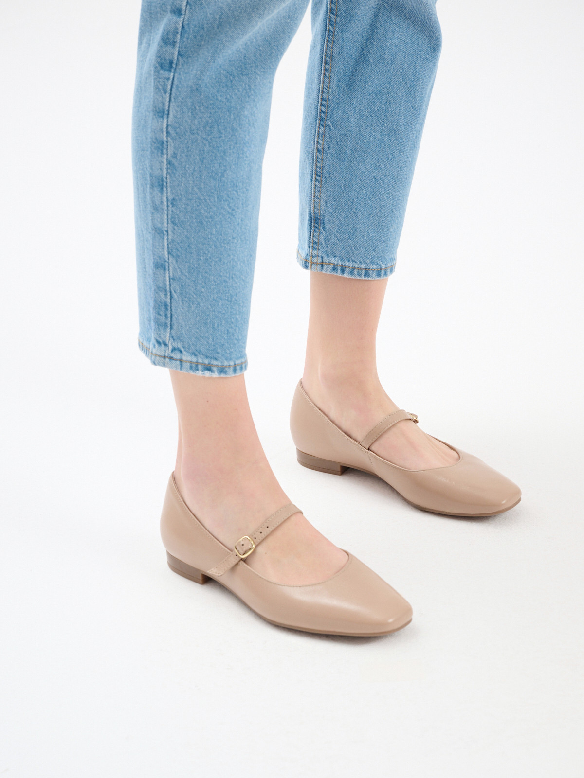 Beowe baleriny z ozdobnym zapiciem