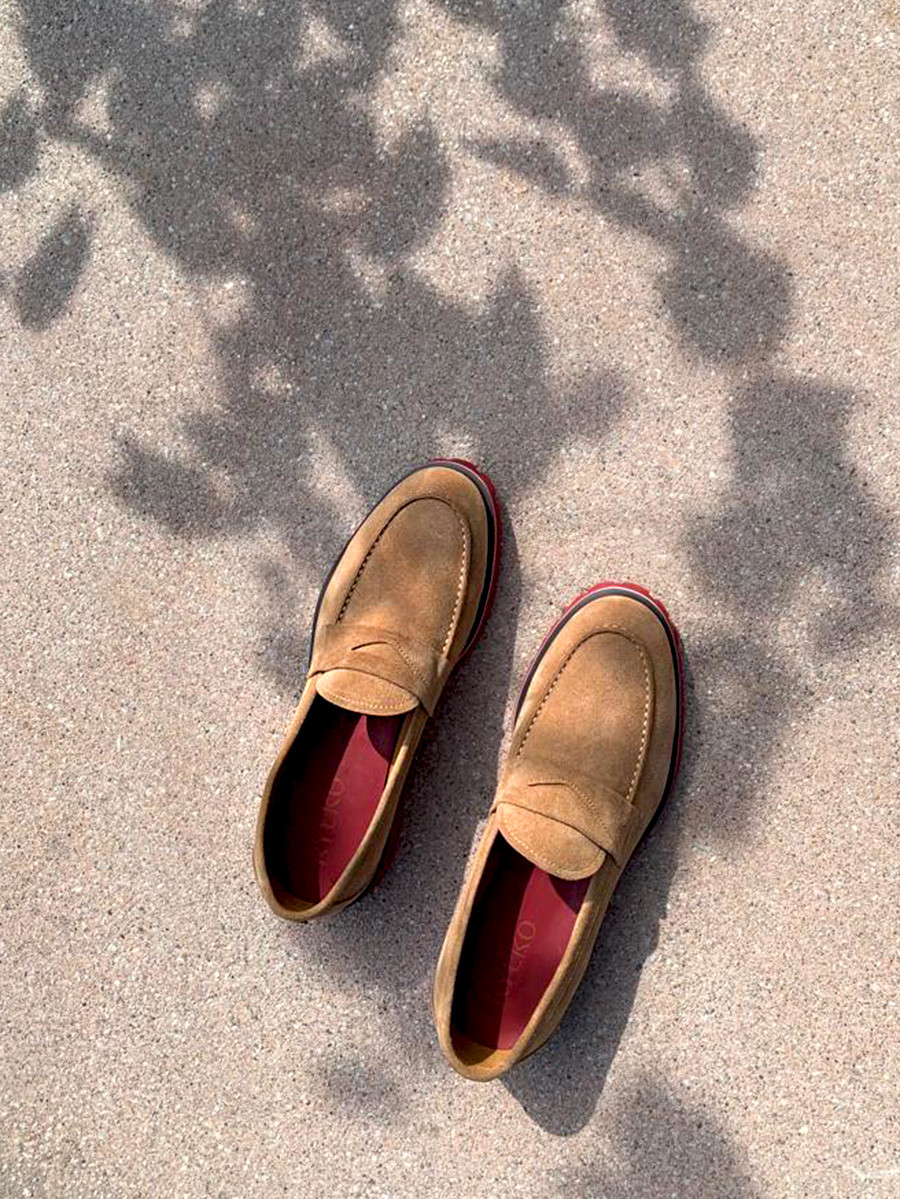 Beowe mokasyny z czerwon podeszw