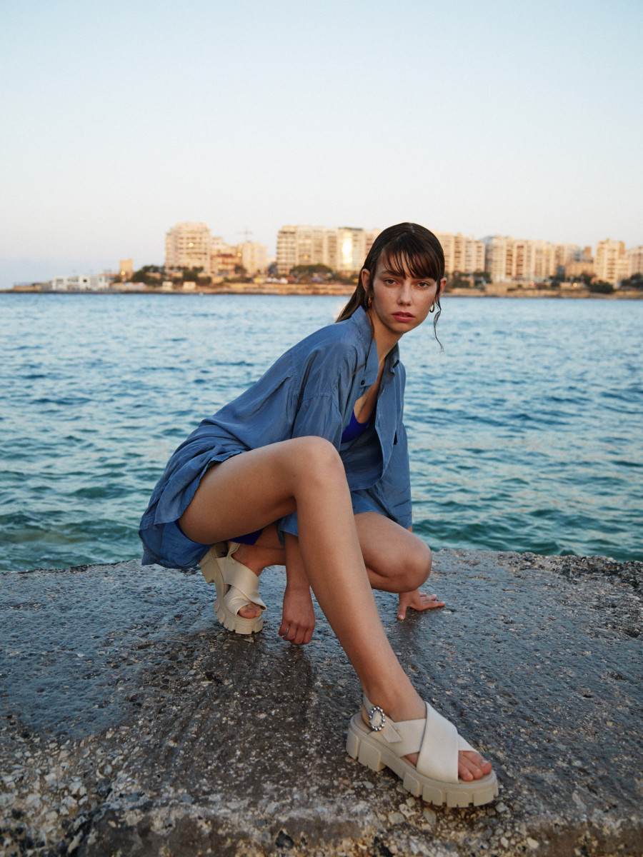 Kremowe sanday z ozdobn klamr