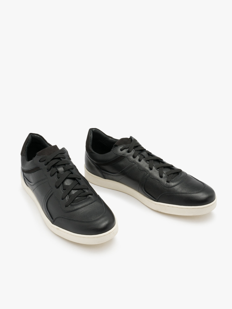 Czarne póbuty na biaym spodzie