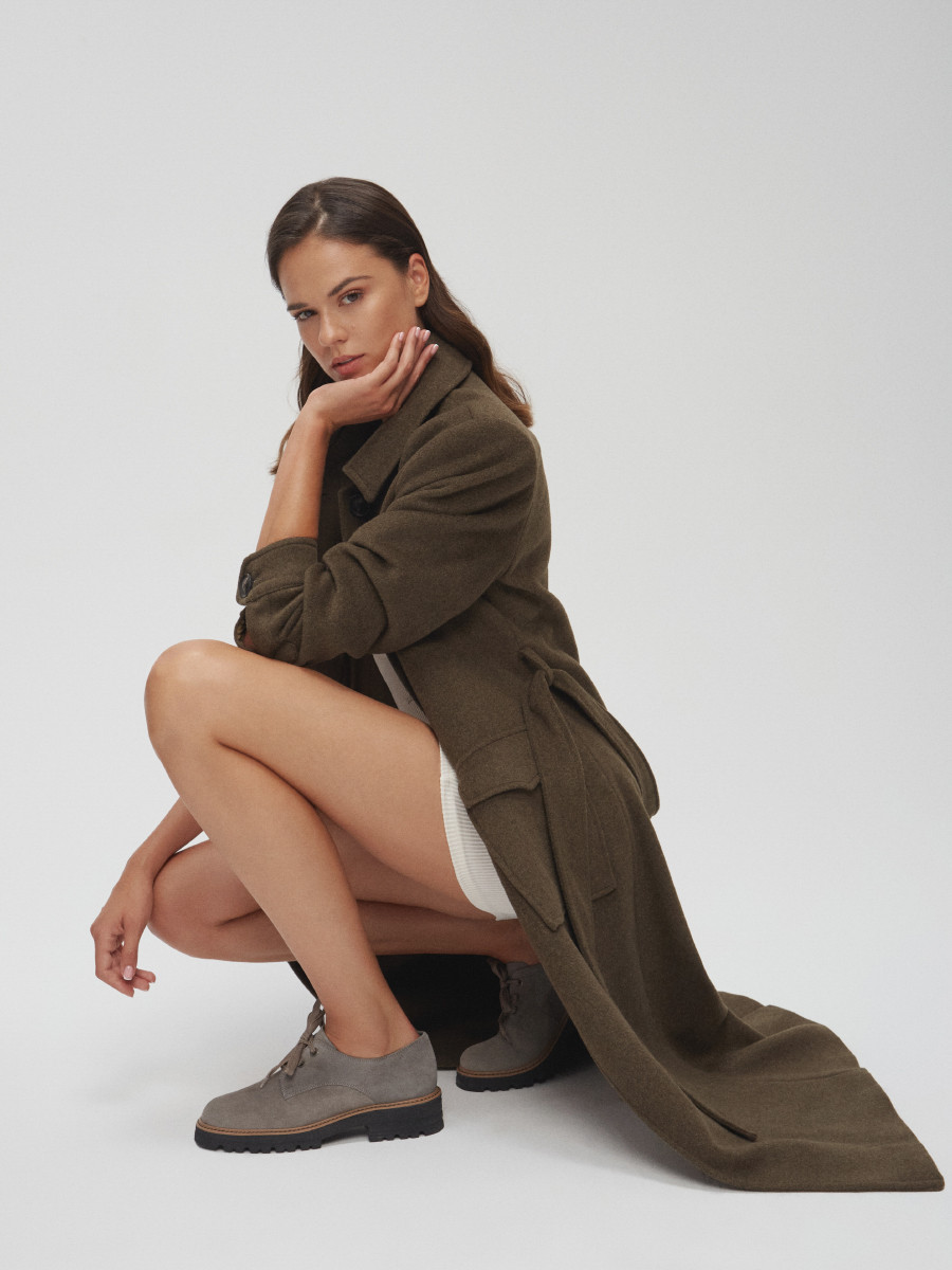 Szare póbuty z ozdobnymi sznurówkami