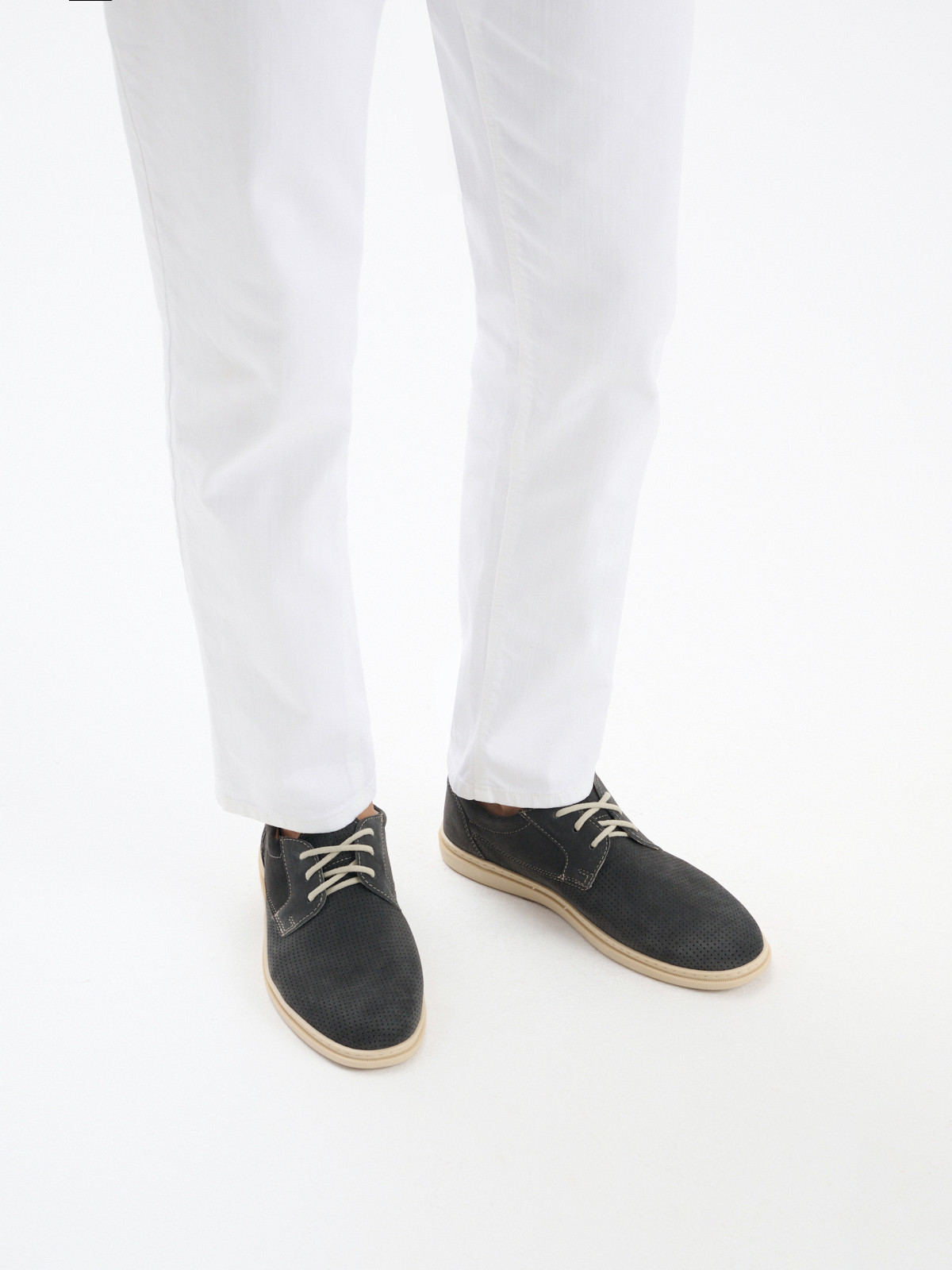 Szare póbuty sportowe z ozdobn perforacj