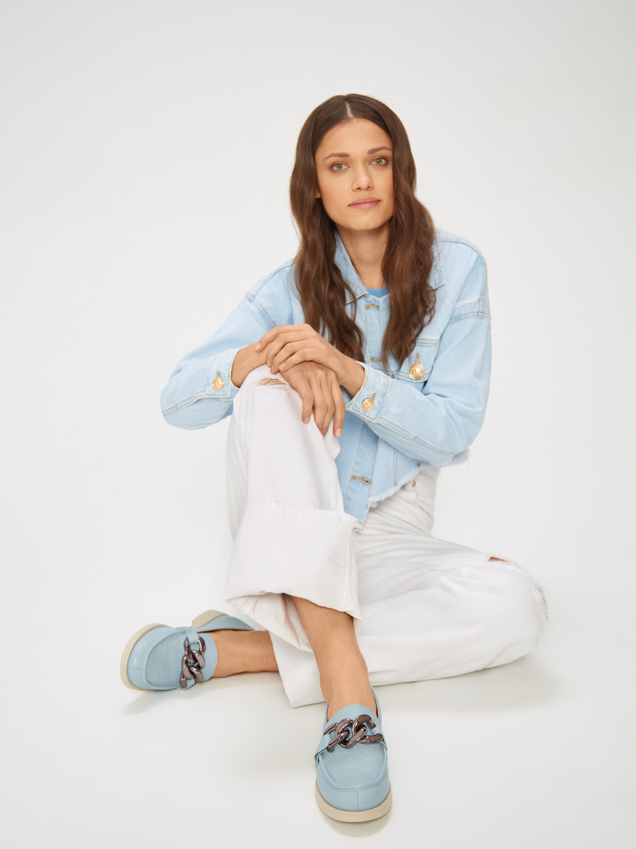 Niebieskie mokasyny z masywnym ańcuchem