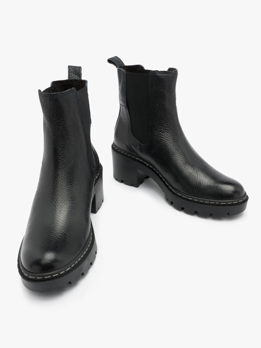 Czarne sztyblety na masywnym obcasie