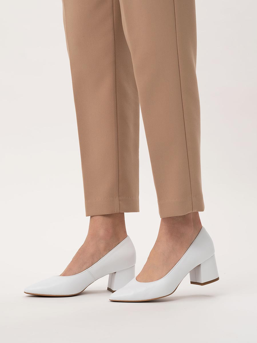 Biae czóenka na masywnym obcasie