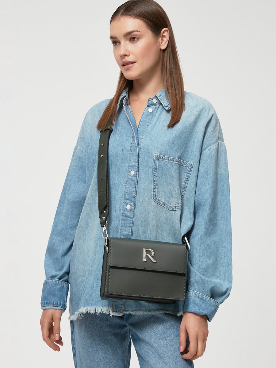 Zielona torebka z logotypem