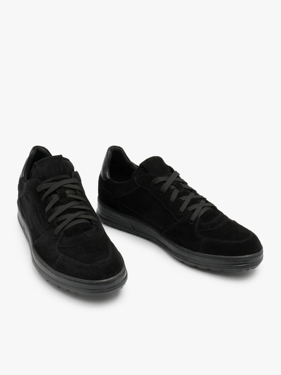 Czarne póbuty na czarnym spodzie