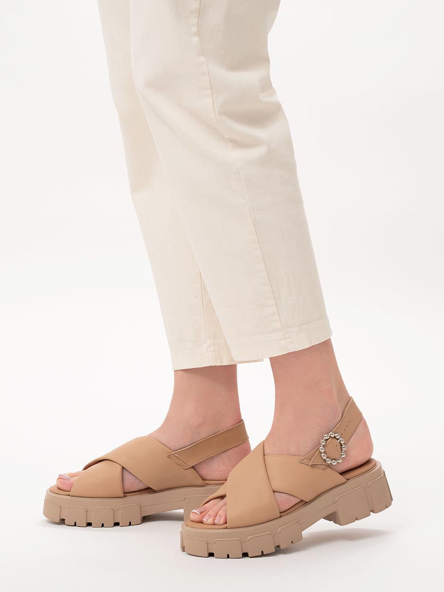 Beowe sanday z ozdobn klamr