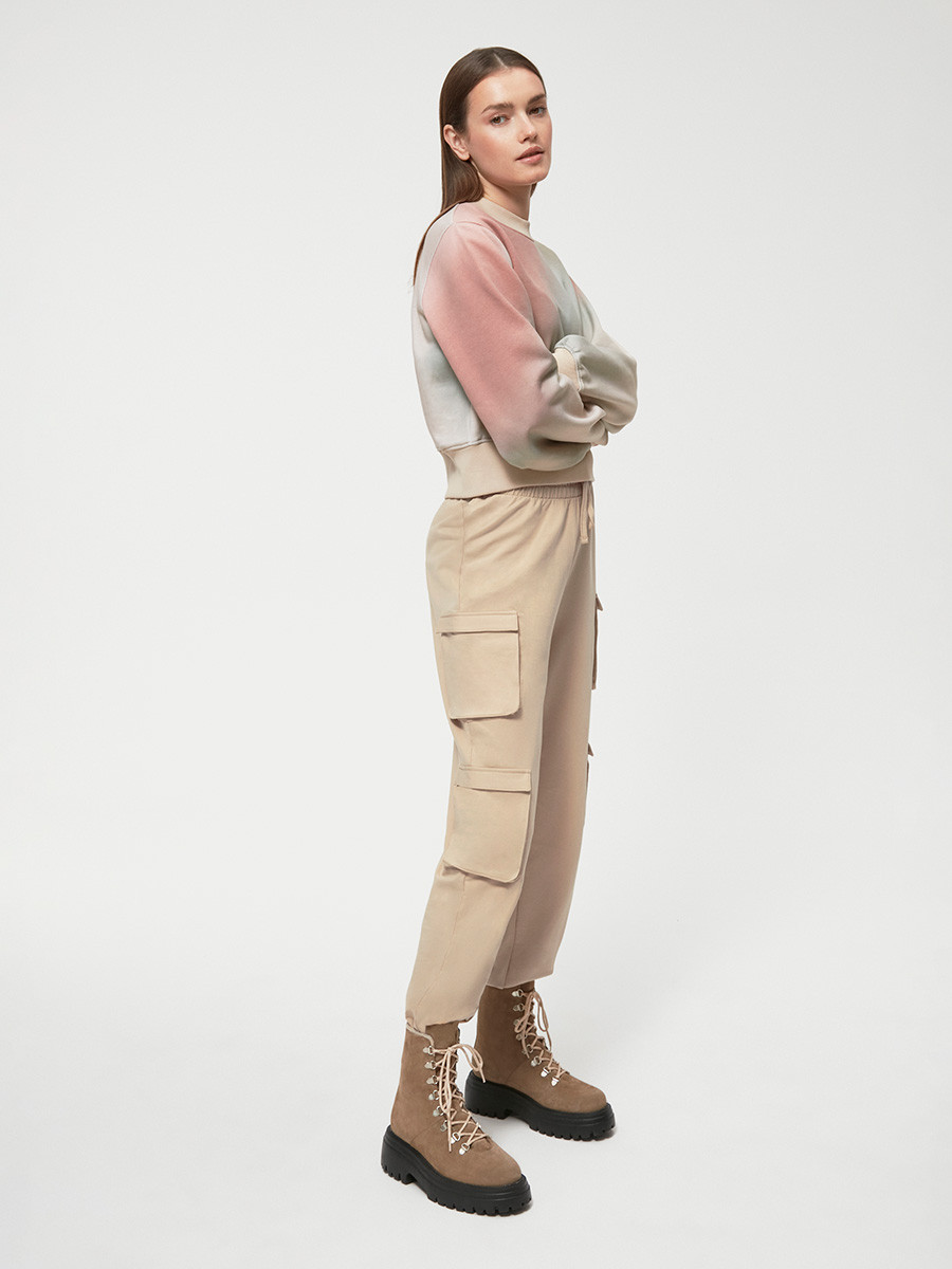 Beowe trzewiki na czarnym spodzie