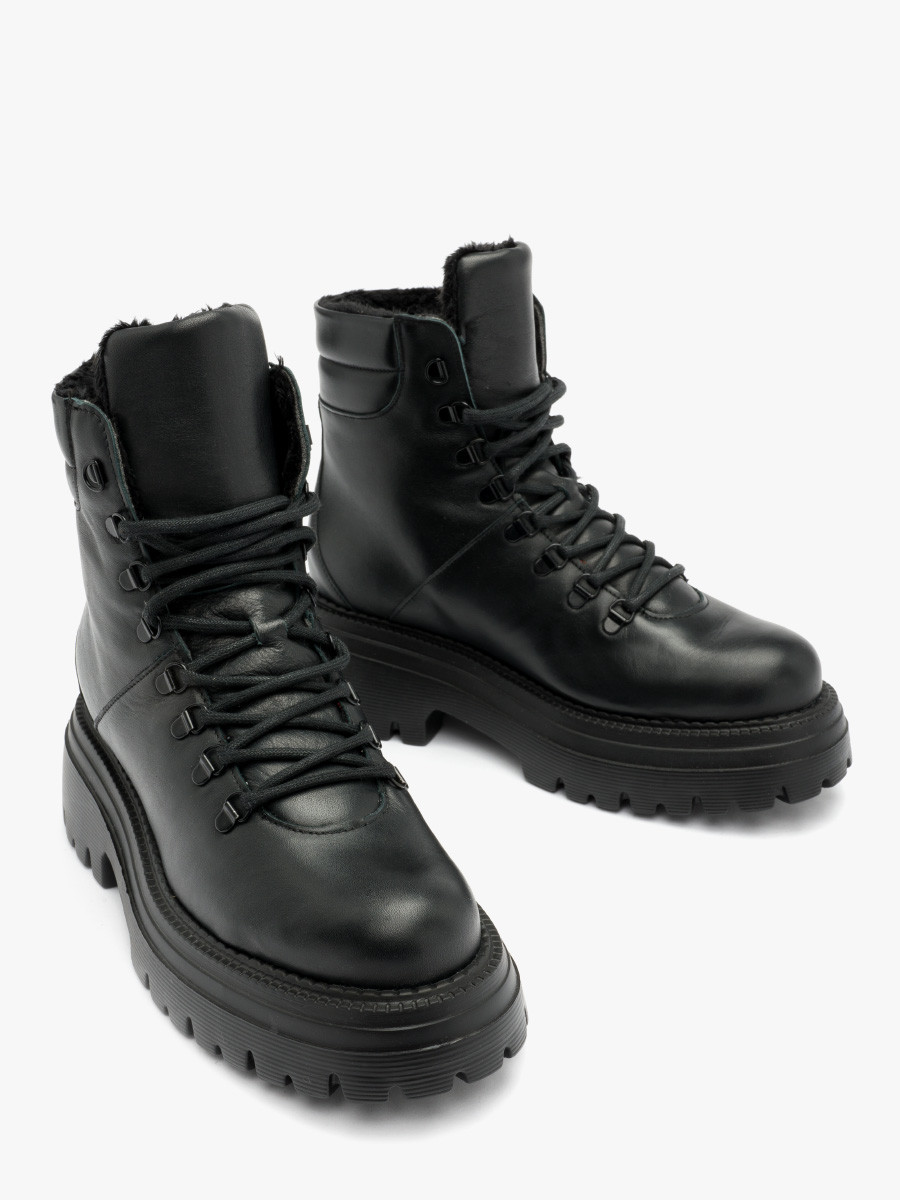 Czarne trzewiki na masywnym lekkim spodzie