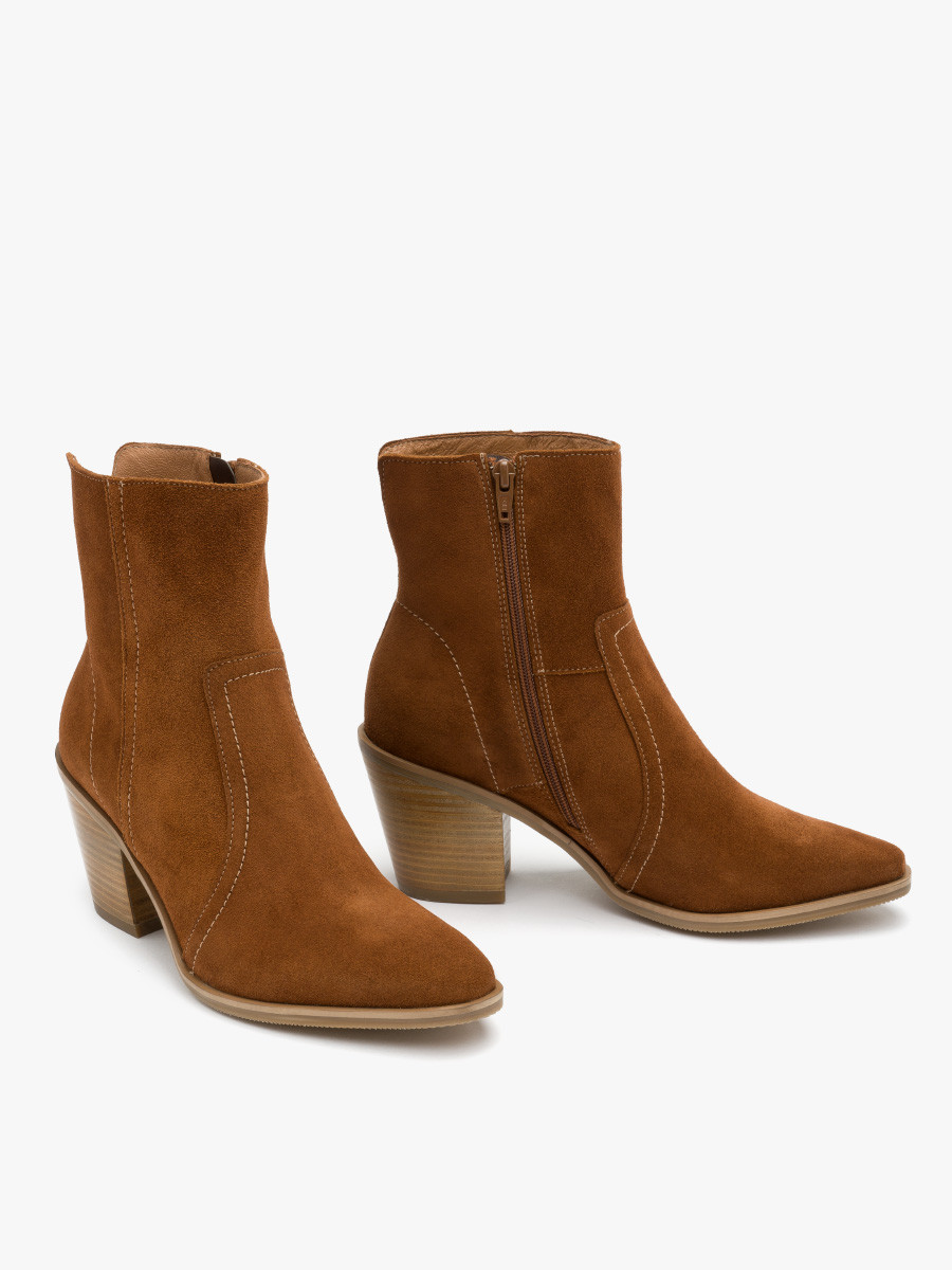 Jasnobrzowe botki na masywnym obcasie