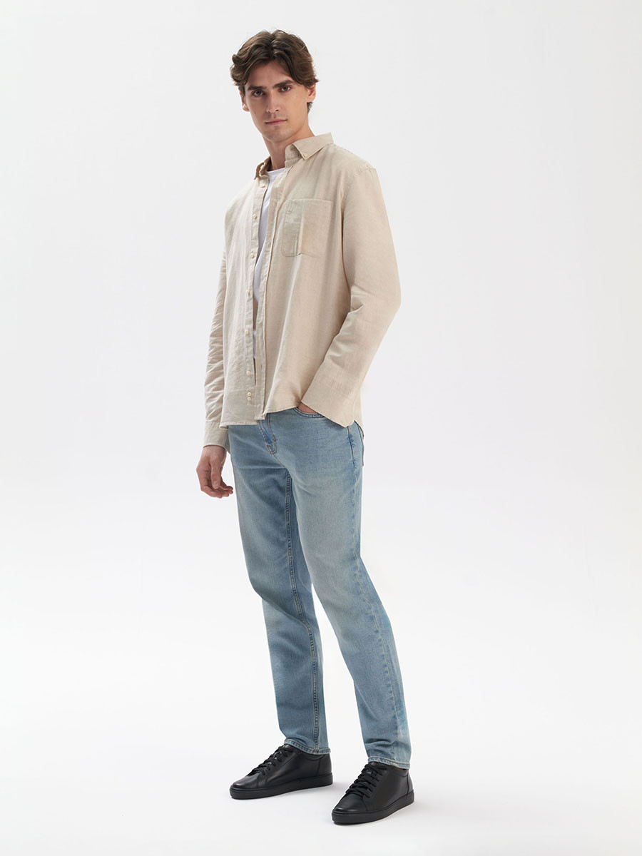 Czarny póbut sportowy na lekkiej podeszwie