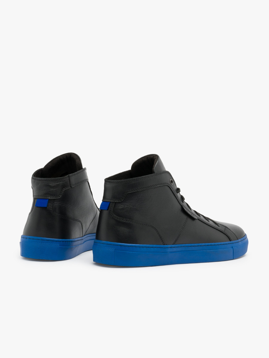 Czarne sportowe trzewiki z niebiesk podeszw