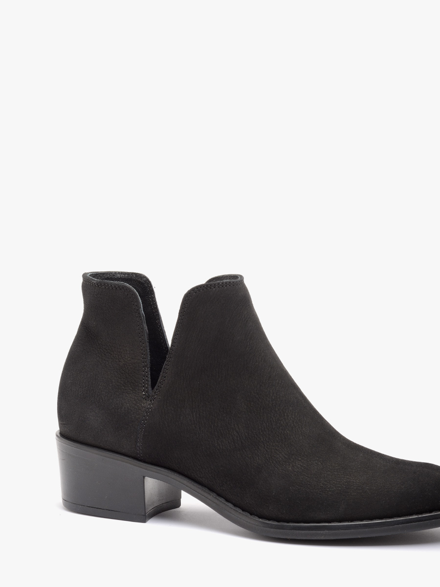 BOTKI Z WYCICIAMI PRZY KOSTCE