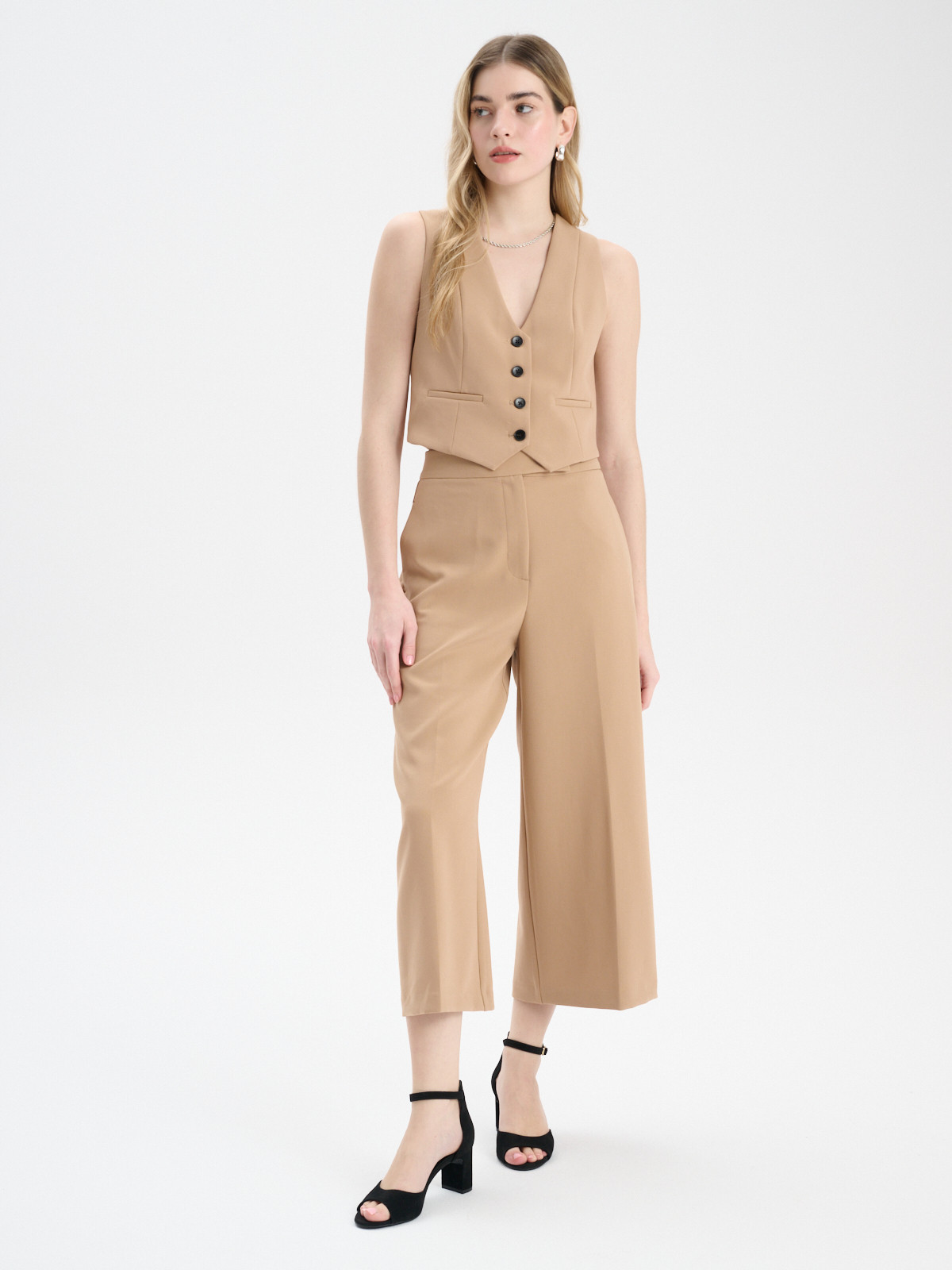 Klasyczne, czarne sanday na obcasie