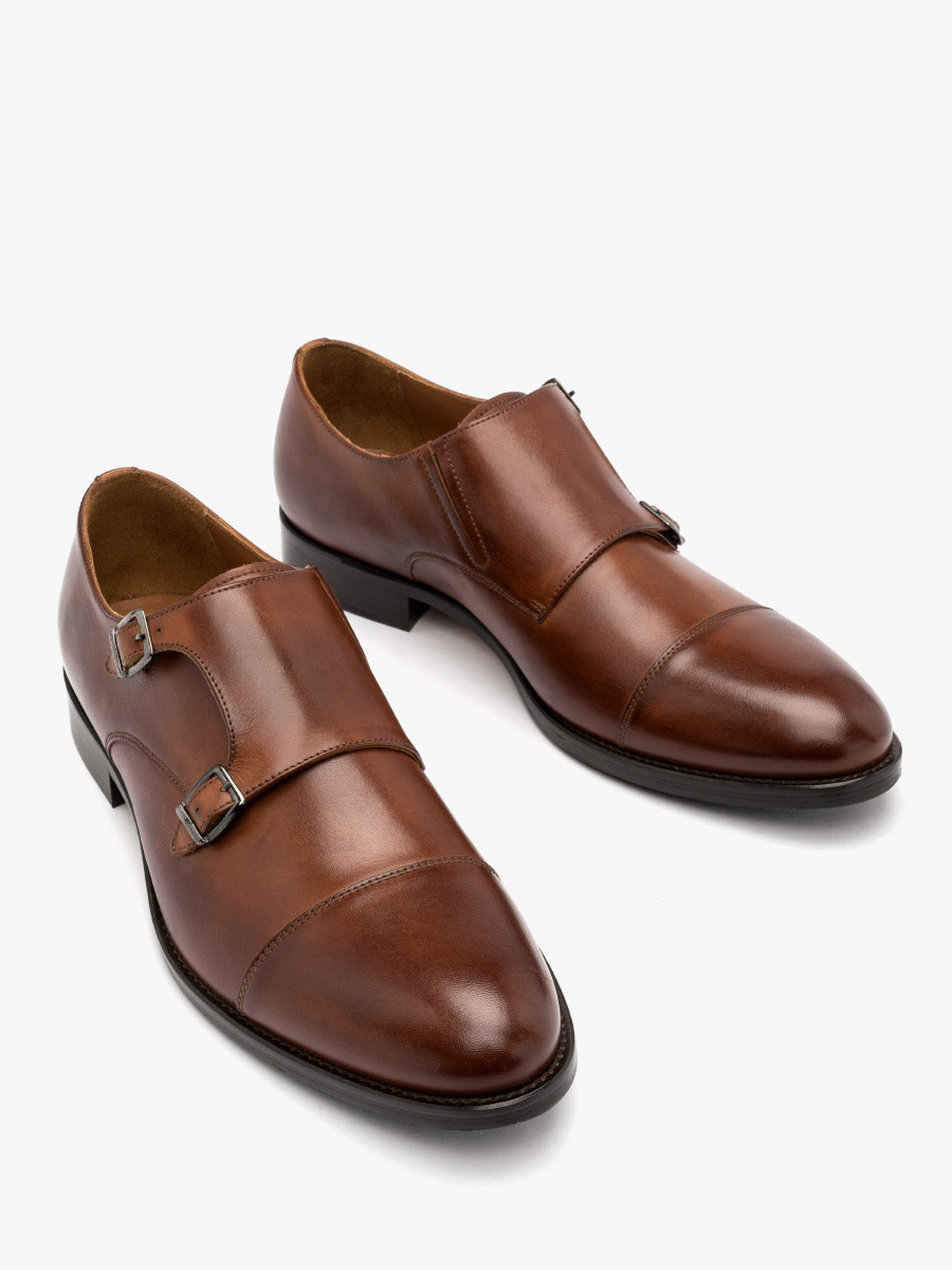 Brzowy póbut mski z ozdobnym zapiciem