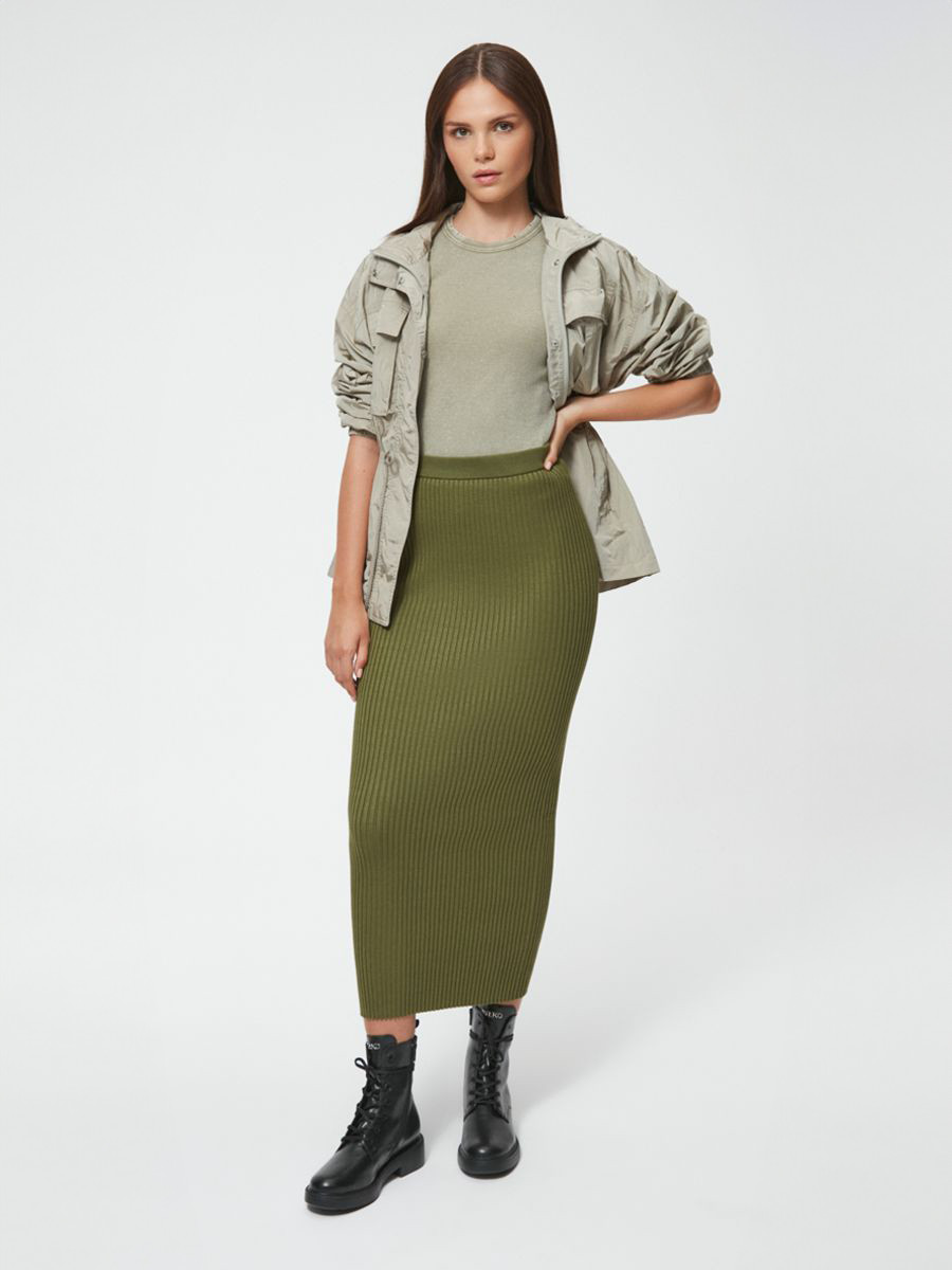 Czarne trzewiki ze srebrnym logotypem na cholewce