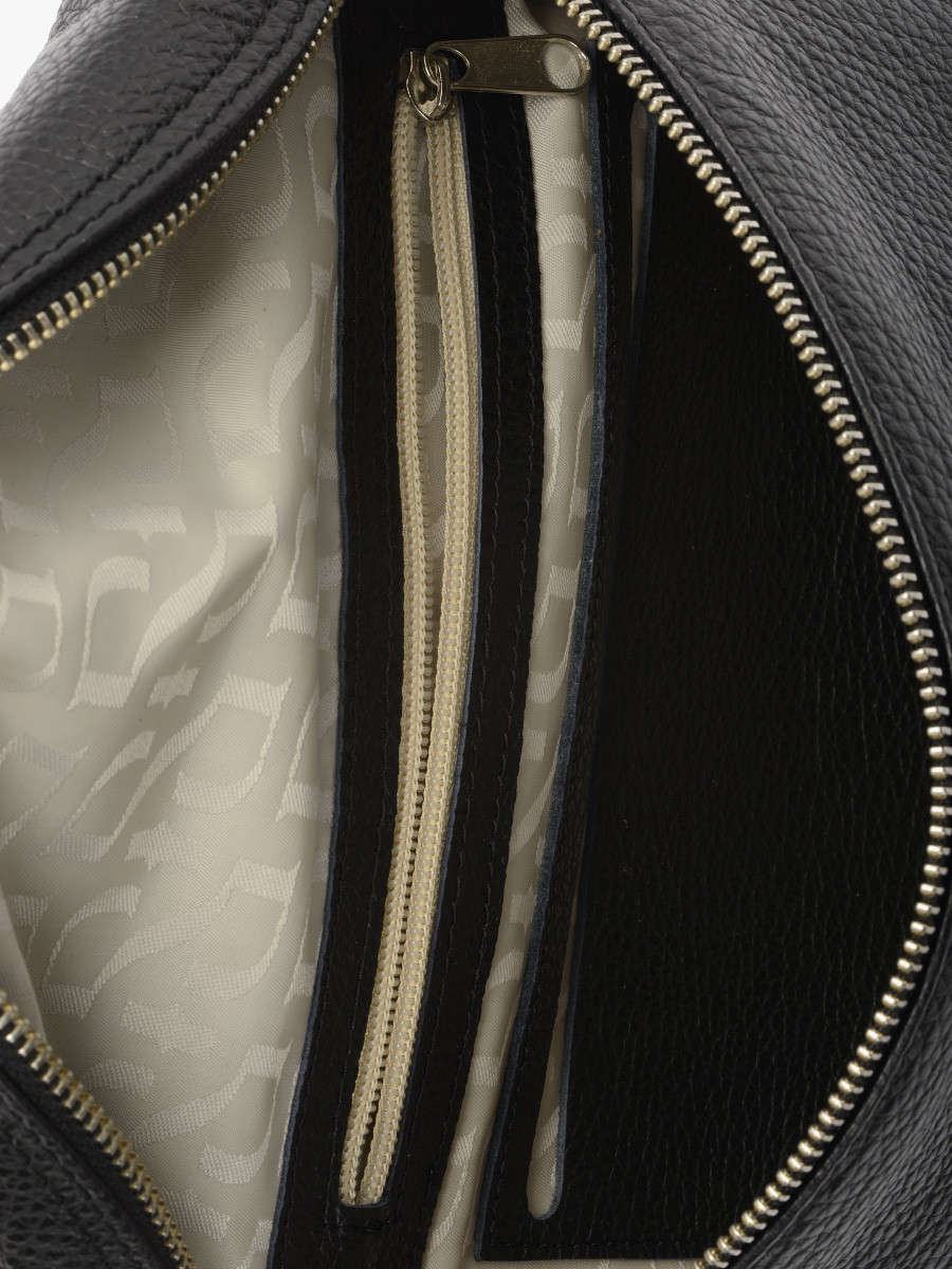 Czarna torebka typu nerka z logotypem na pasku