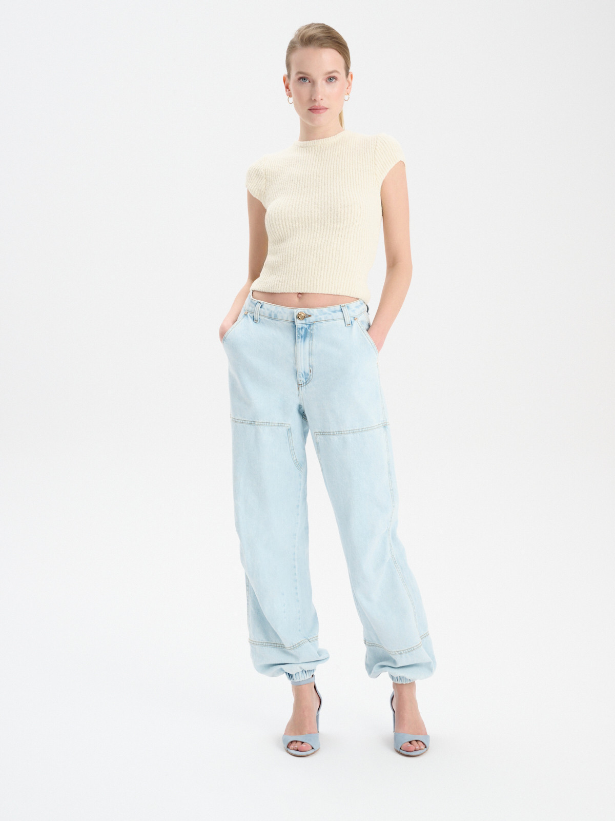 Klasyczne, niebieskie sanday na obcasie