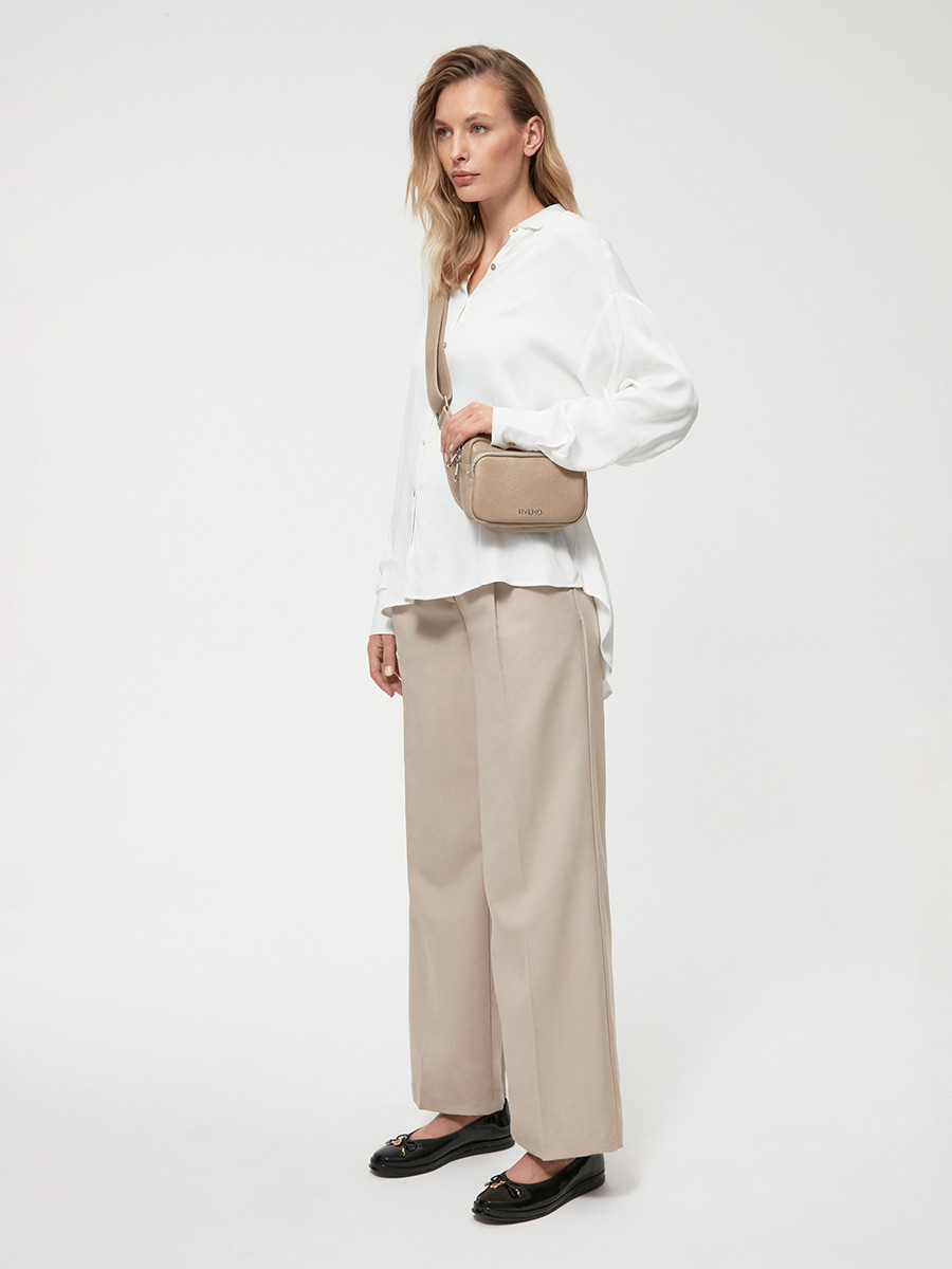 Ciemnobeowa torebka typu nerka