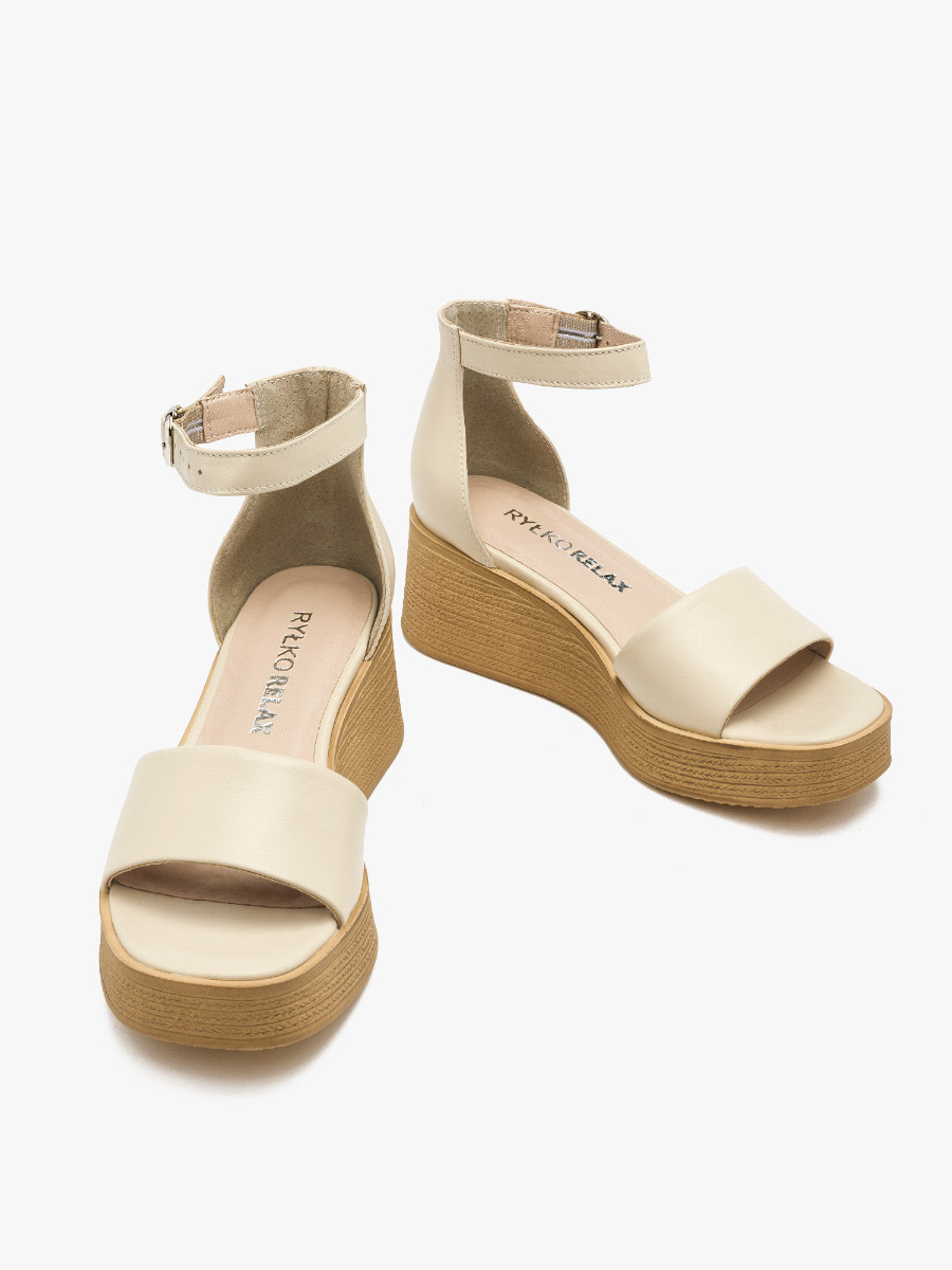 Kremowe sanday na ozdobnej platformie