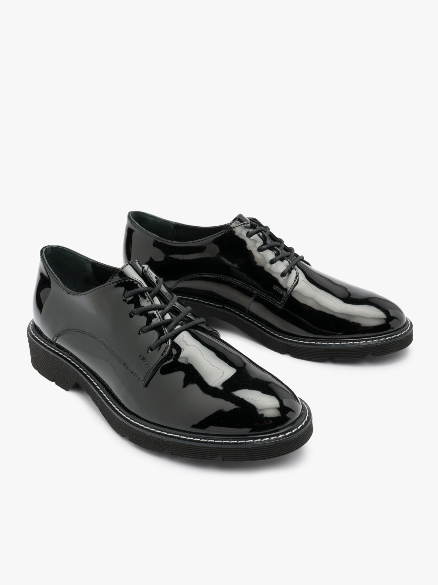 Czarne, lakierowane póbuty