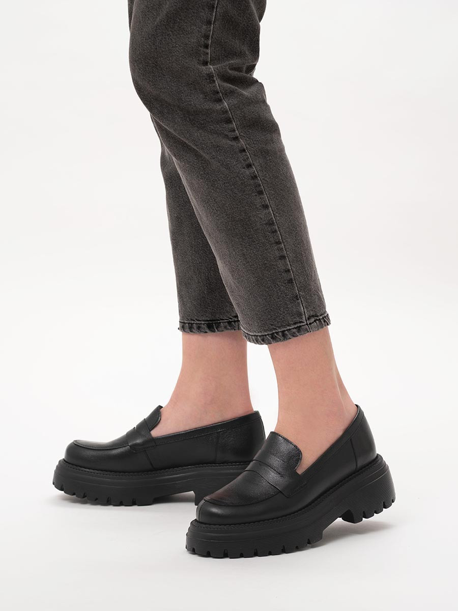 Czarne mokasyny na grubej podeszwie