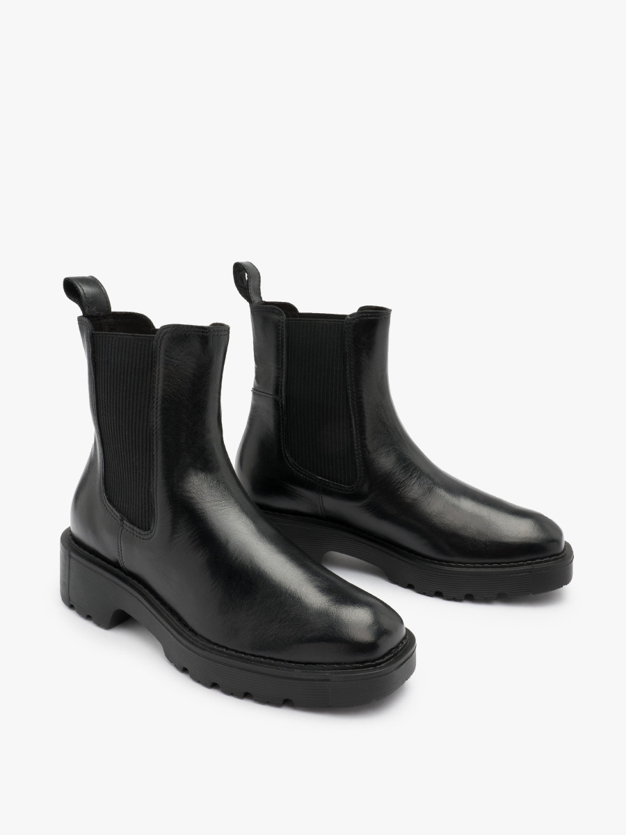 Czarne sztyblety na lekkiej podeszwie