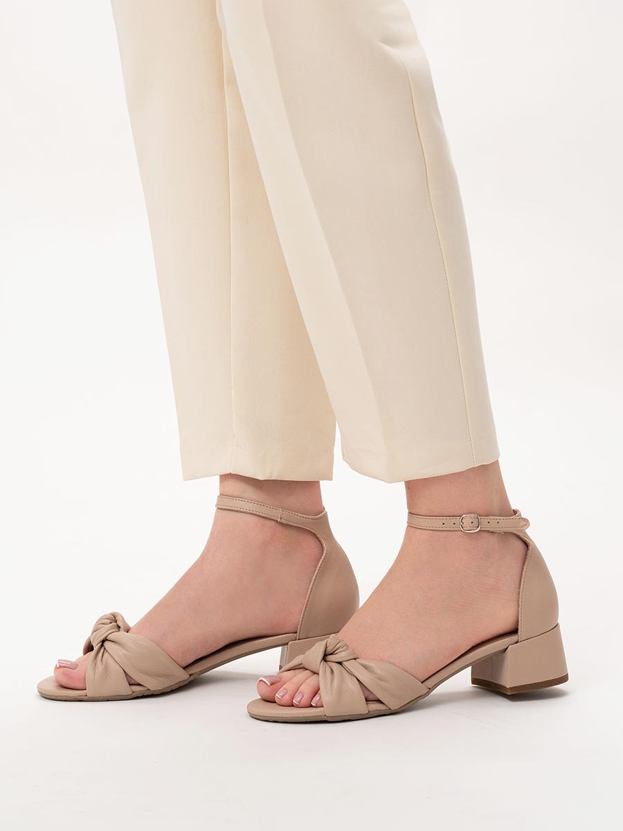 Beowe sanday na niskim obcasie