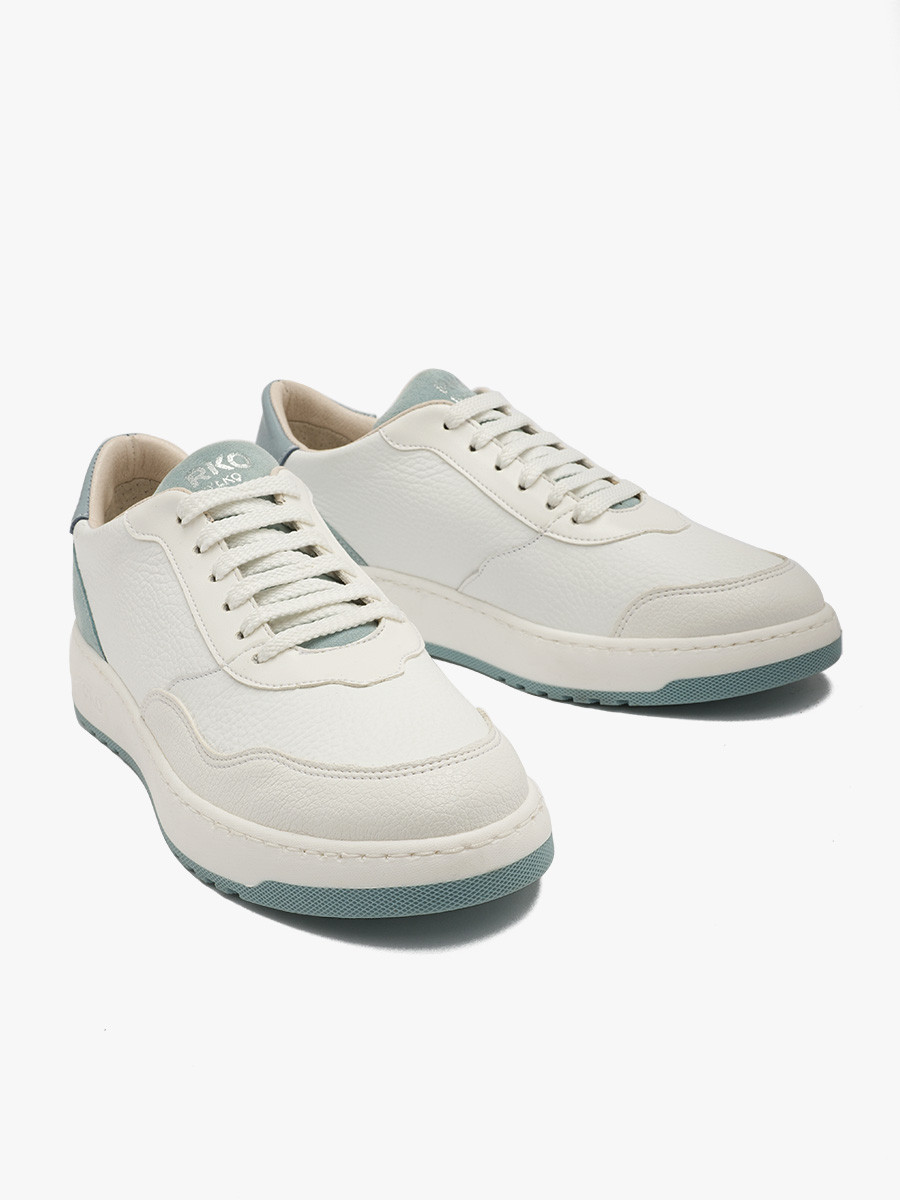 Biae póbuty sportowe z niebieskimi detalami